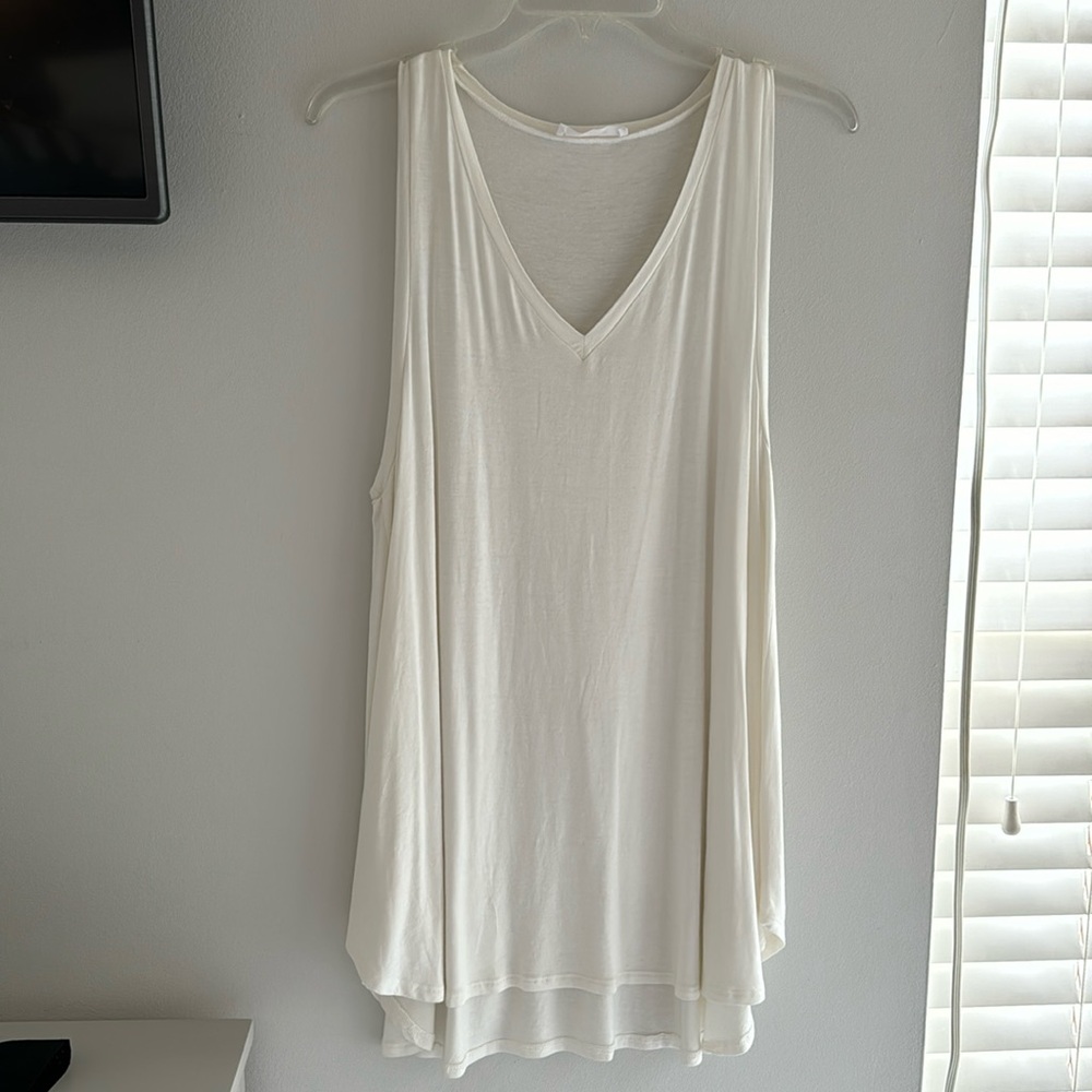 White flowy tank — size L